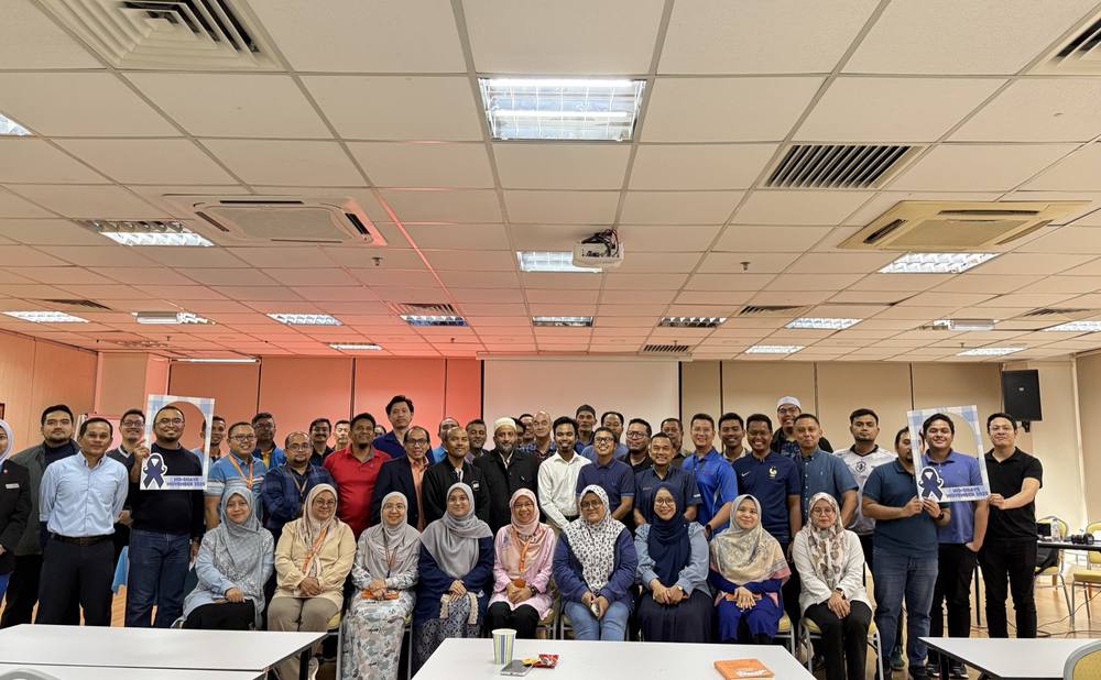Dr. Onn with attendees of a corporate health programme