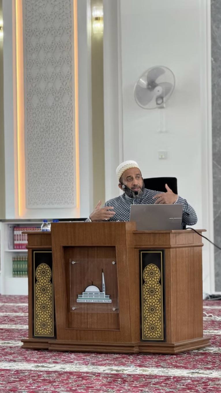 Dr. Onn giving a community health talk at a mosque