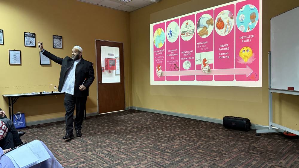 Dr. Onn presenting on healthy eating at a workshop
