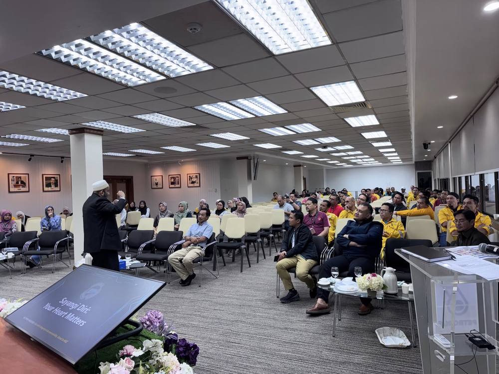 Dr. Onn delivering a heart health talk to a corporate audience